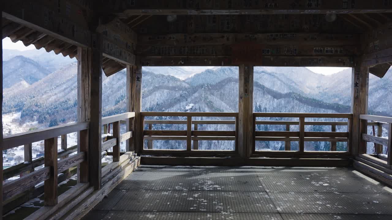 el pico del templo de yamadera mirando las montañas nevadas de yamagata, japón