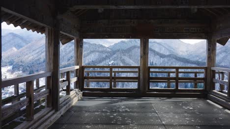 일본 야마가타의 눈 인 산을 바라보는 야마데라 사원의 꼭대기