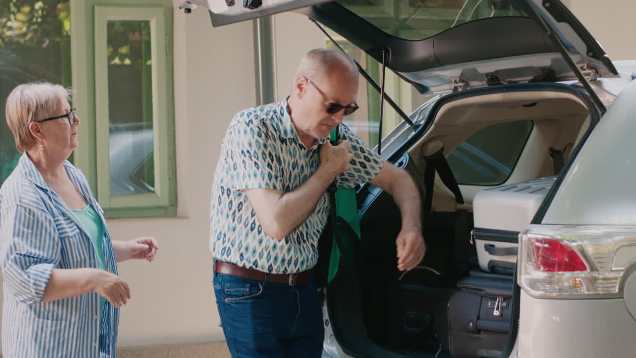 Colocando bagagem no carro para viajar