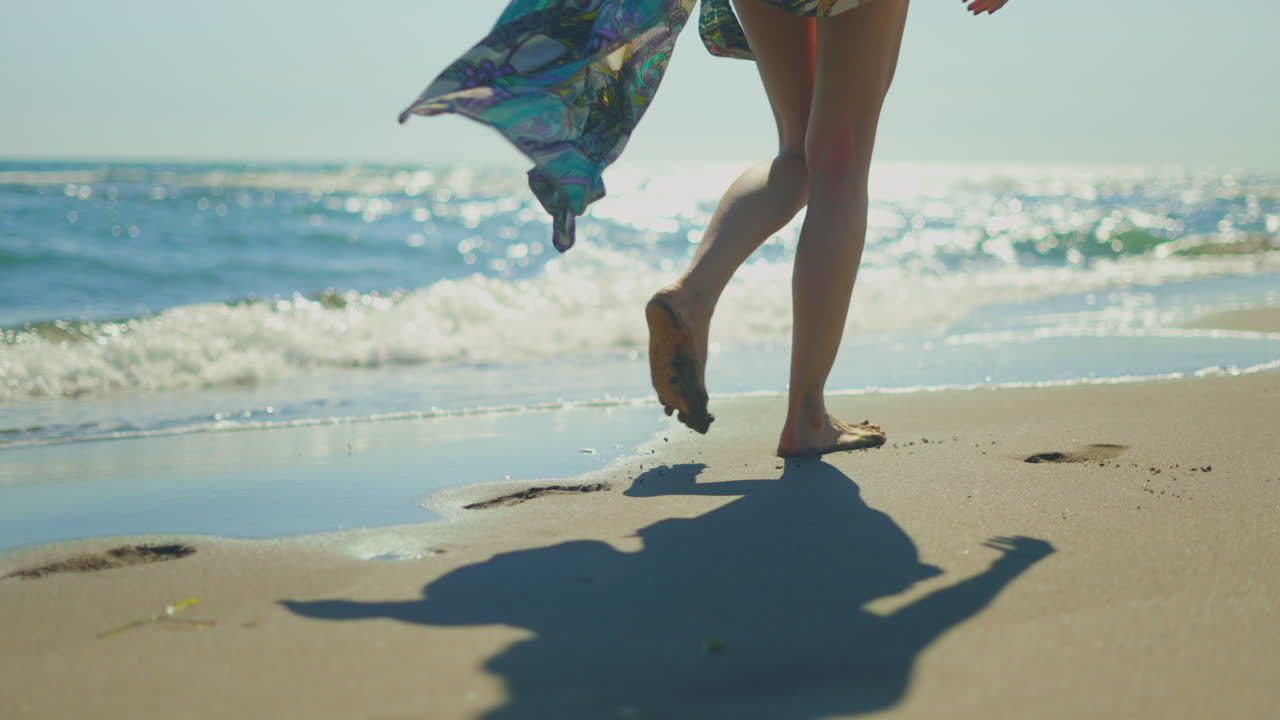 Mujer caminando en la playa