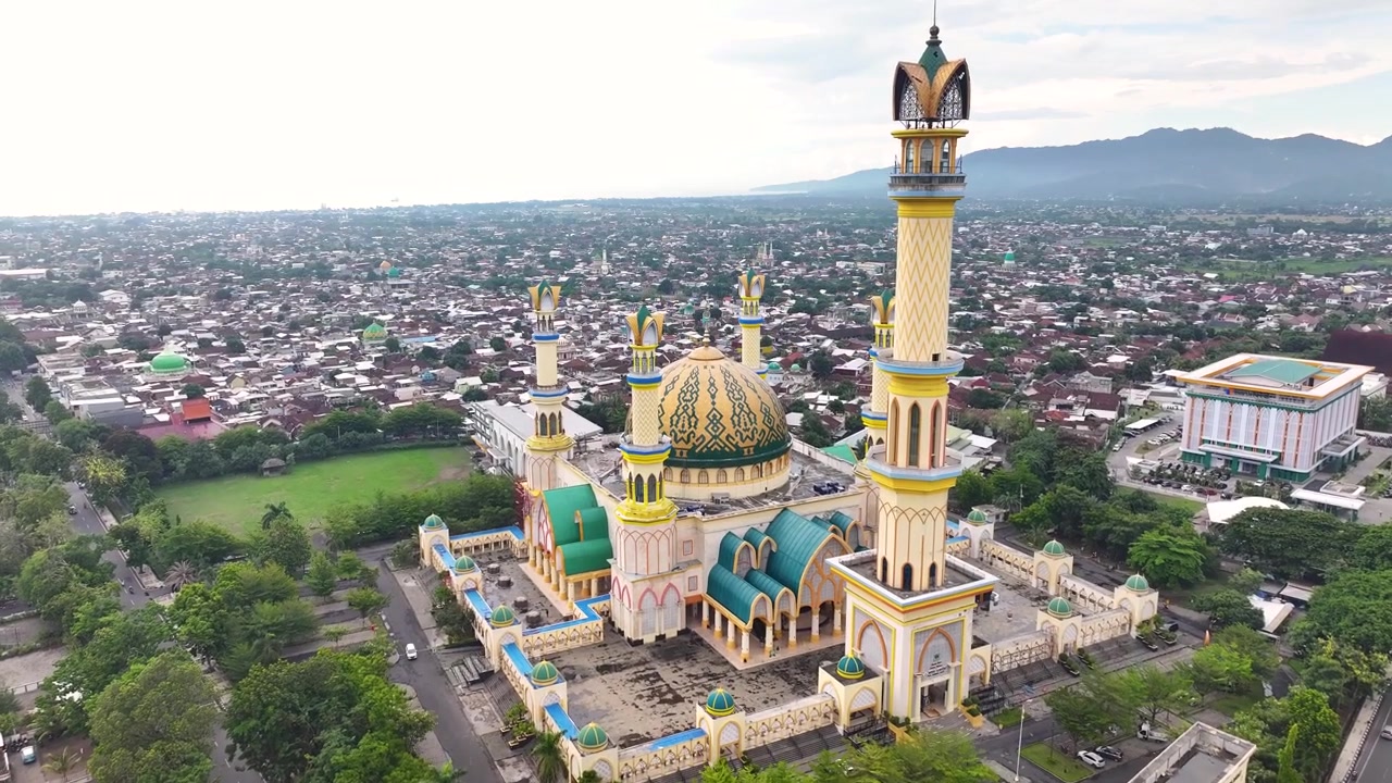 Pusat Islam, Masjid Agung Mataram dengan pemandangan udara yang indah. Lombok, Indonesia.