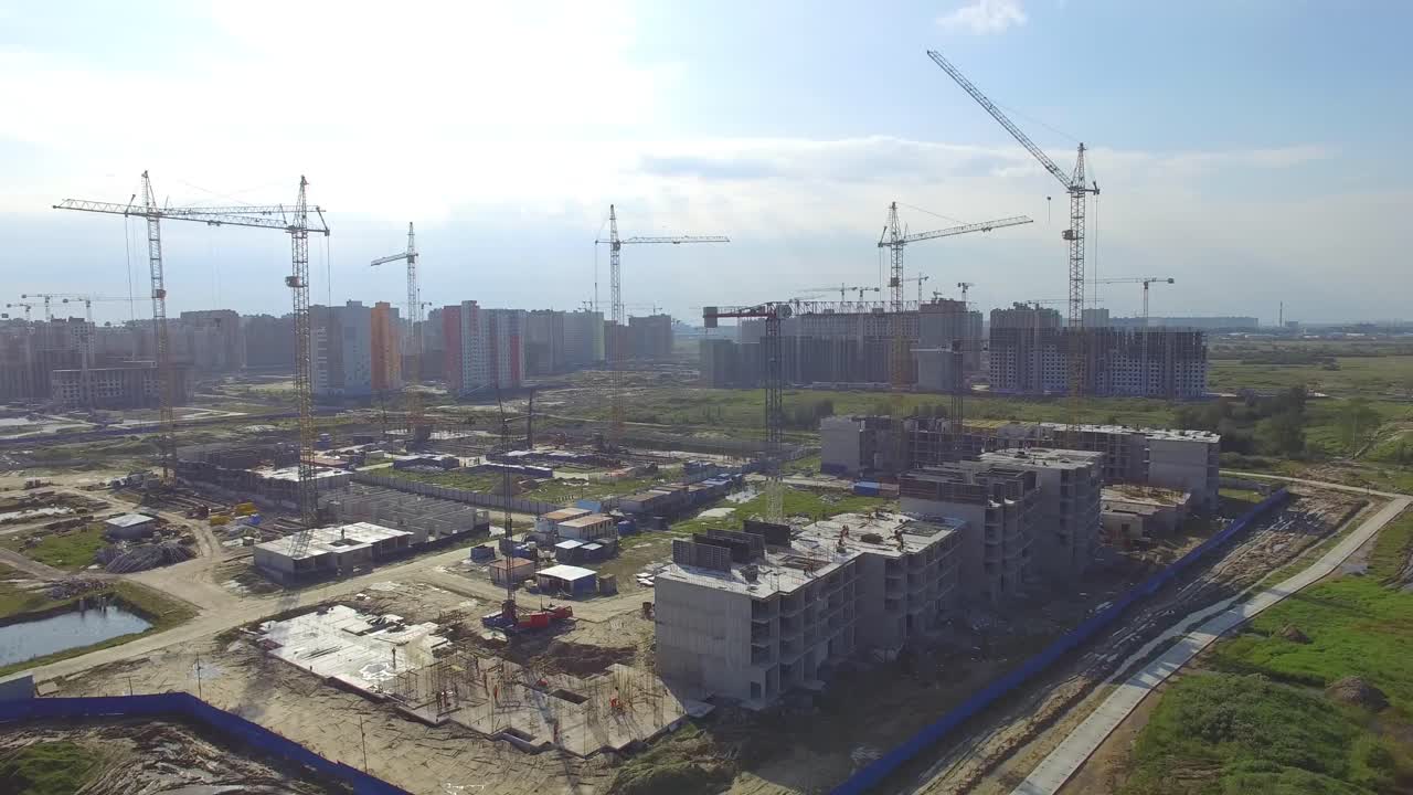 vista aérea del sitio de construcción con grúas y edificios de apartamentos en construcción