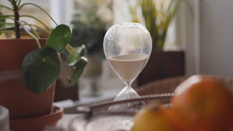 Hourglass-sand-falling-in-slow-motion