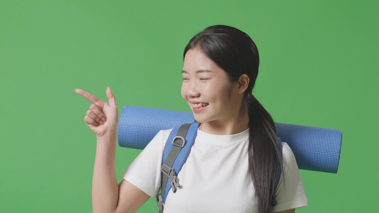 배 과 요가 매트 를 가진 여자