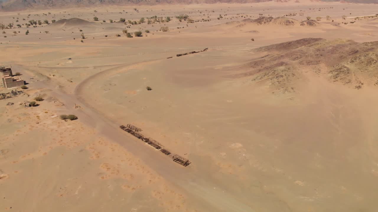 메디나 근처의 사우디 아라비아 사막에 있는 오스만 시대의 오래된 버려진 헤자즈 열차 잔해