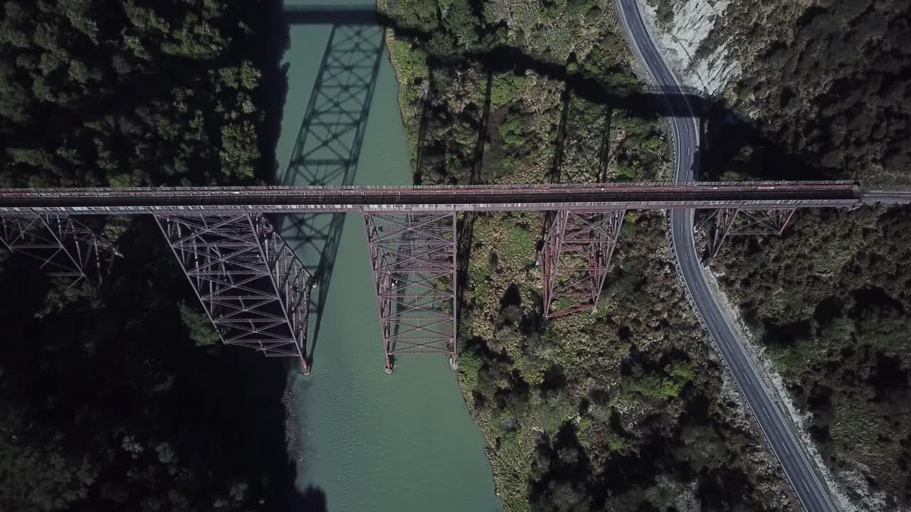 뉴질랜드의 화창한 날 버려진 다리 위로 날아가는 조감도