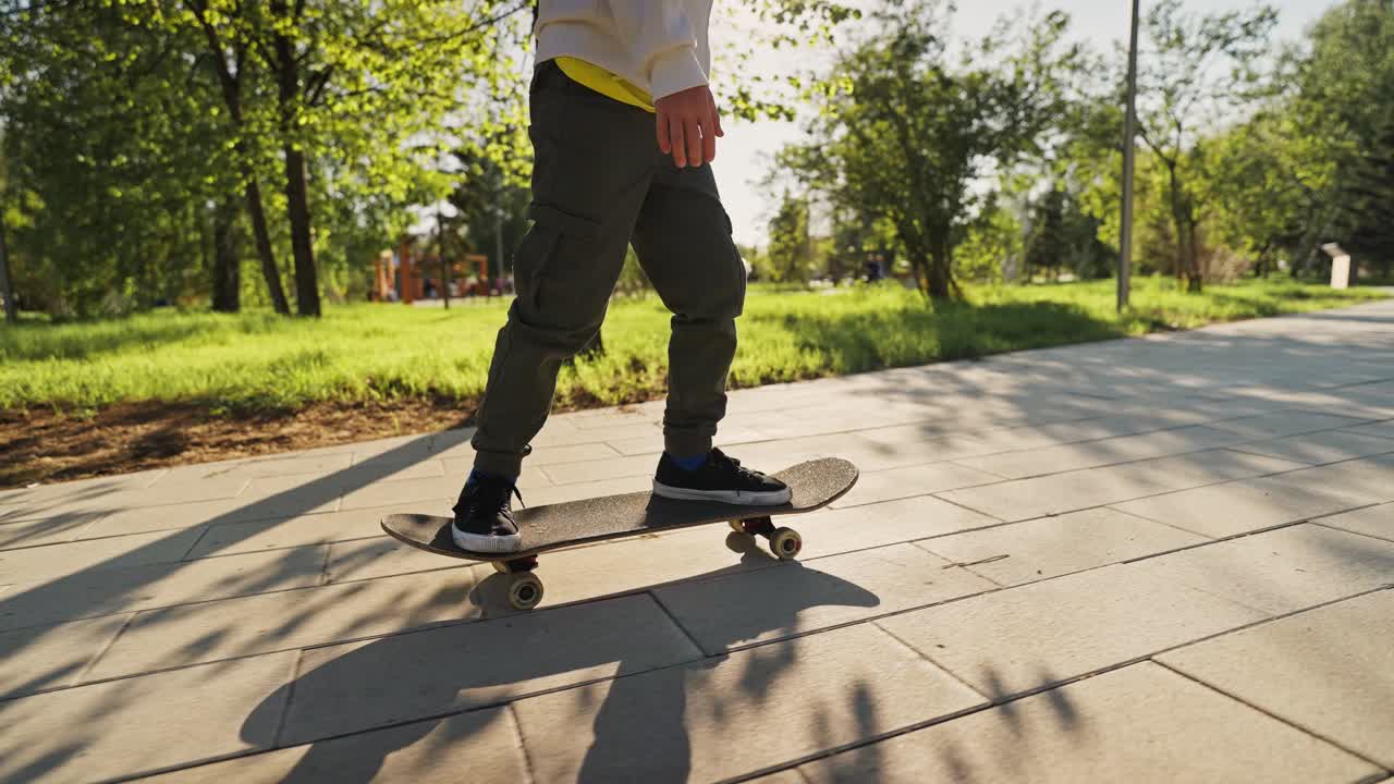 Ragazzo che fa skateboard in un parco
