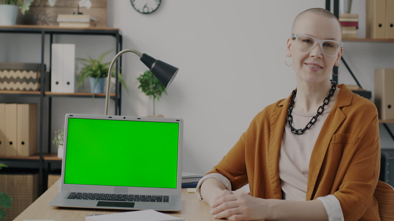Frau am Laptop im modernen Büro