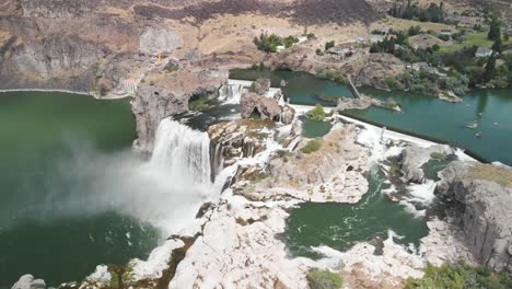 Vista-Aérea-En-Cámara-Lenta-Por-Encima-De-Las-Cataratas-Shoshone-Que-Desembocan-En-El-Río-Snake-En-Twin-Falls,-Idaho-Durante-El-Verano