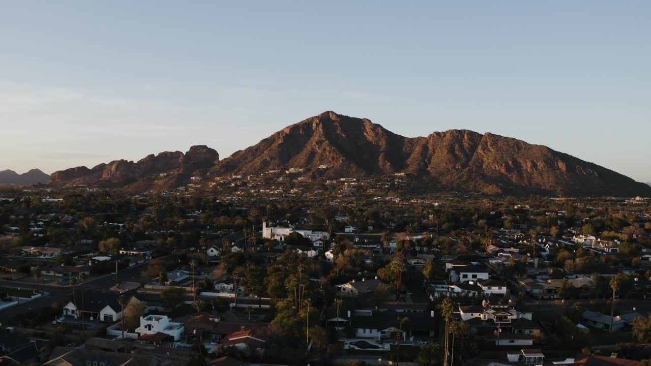 amplia vista aérea de las casas que rodean la montaña camelback en arizona