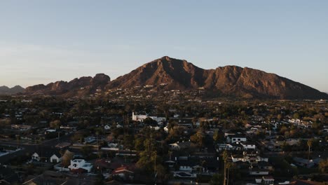 amplia vista aérea de las casas que rodean la montaña camelback en arizona