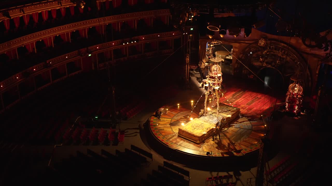 아름다운 콘서트 홀에서 균형 잡힌 듀오를 연습하는 프로 운동 선수들, 서커스는 느린 동작으로 워밍업을 합니다.