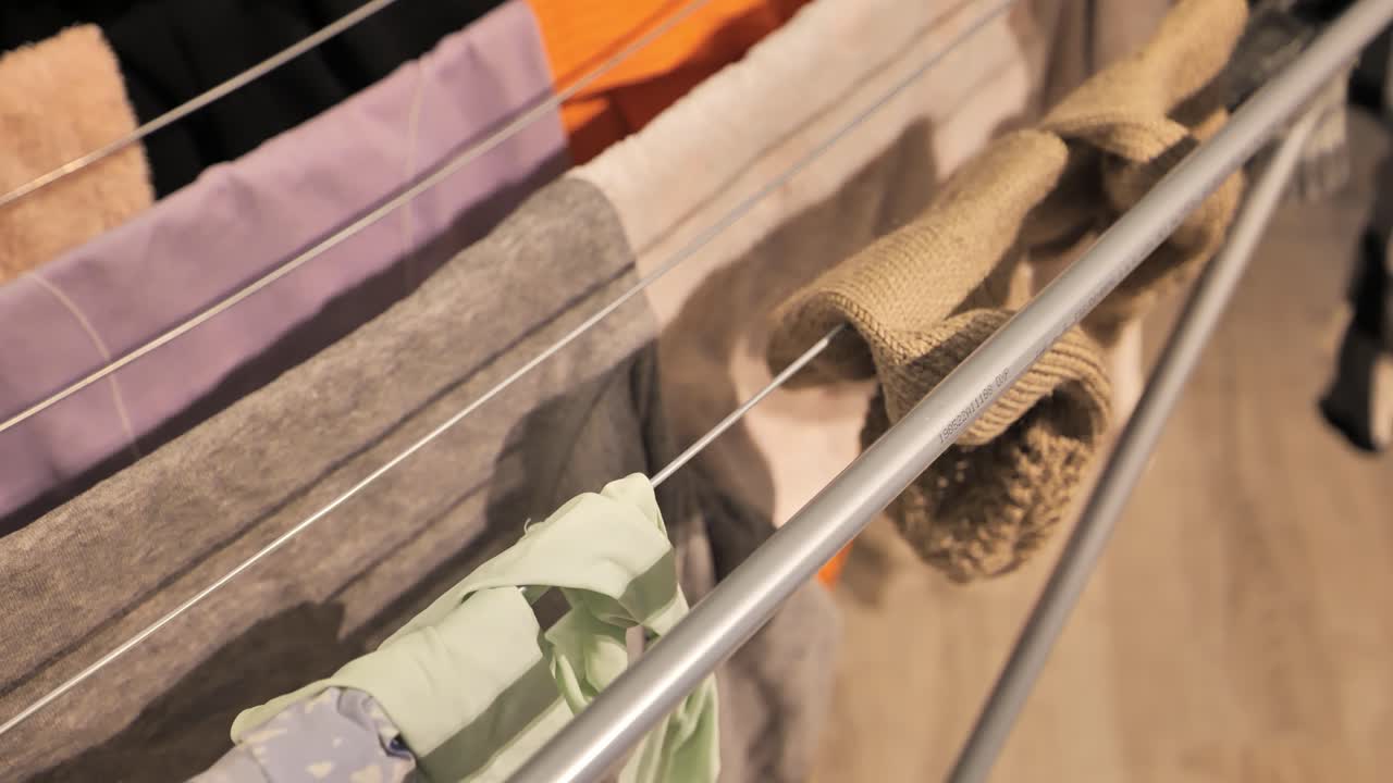 la ropa se seca en un estante en el interior