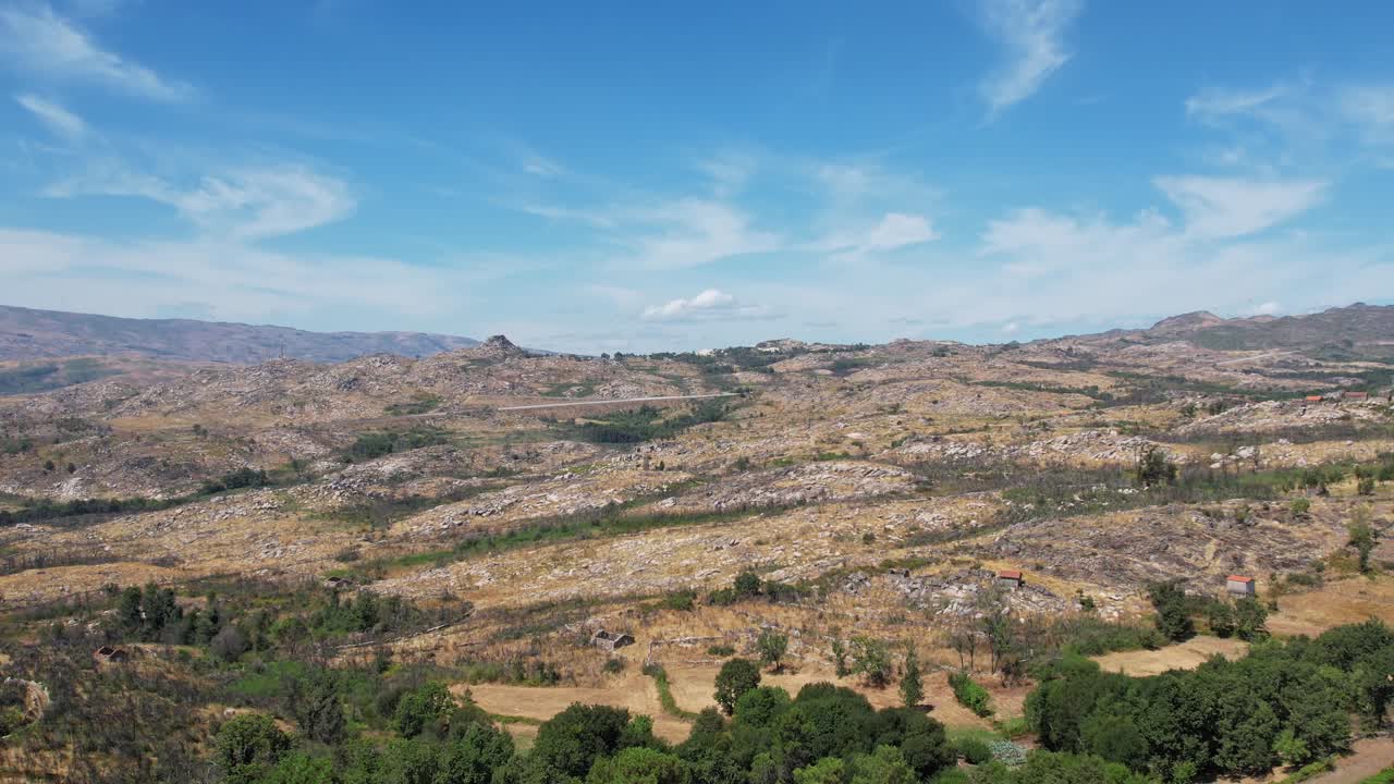paesaggio montano con terreno roccioso a Vila Real, Portogallo
