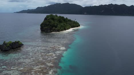 Vista-Más-Cercana-De-Una-Hermosa-Isla-Con-Playa-De-Arena-Blanca-Y-Agua-Turquesa-En-Raja-Ampat-Indonesia