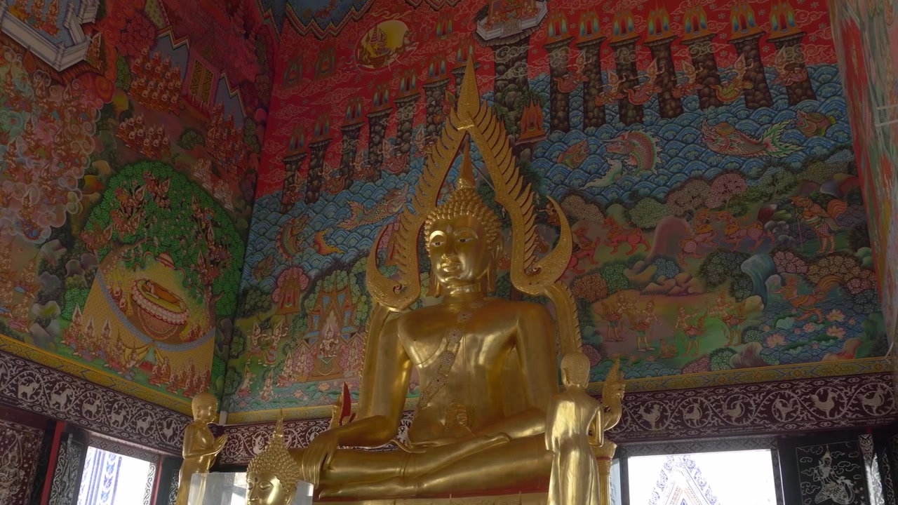 Buddha Dorato All'interno della Sala delle Assemblee del Wat Pak Nam Khaem Nu a Chanthaburi, Thailandia. Primo Piano.