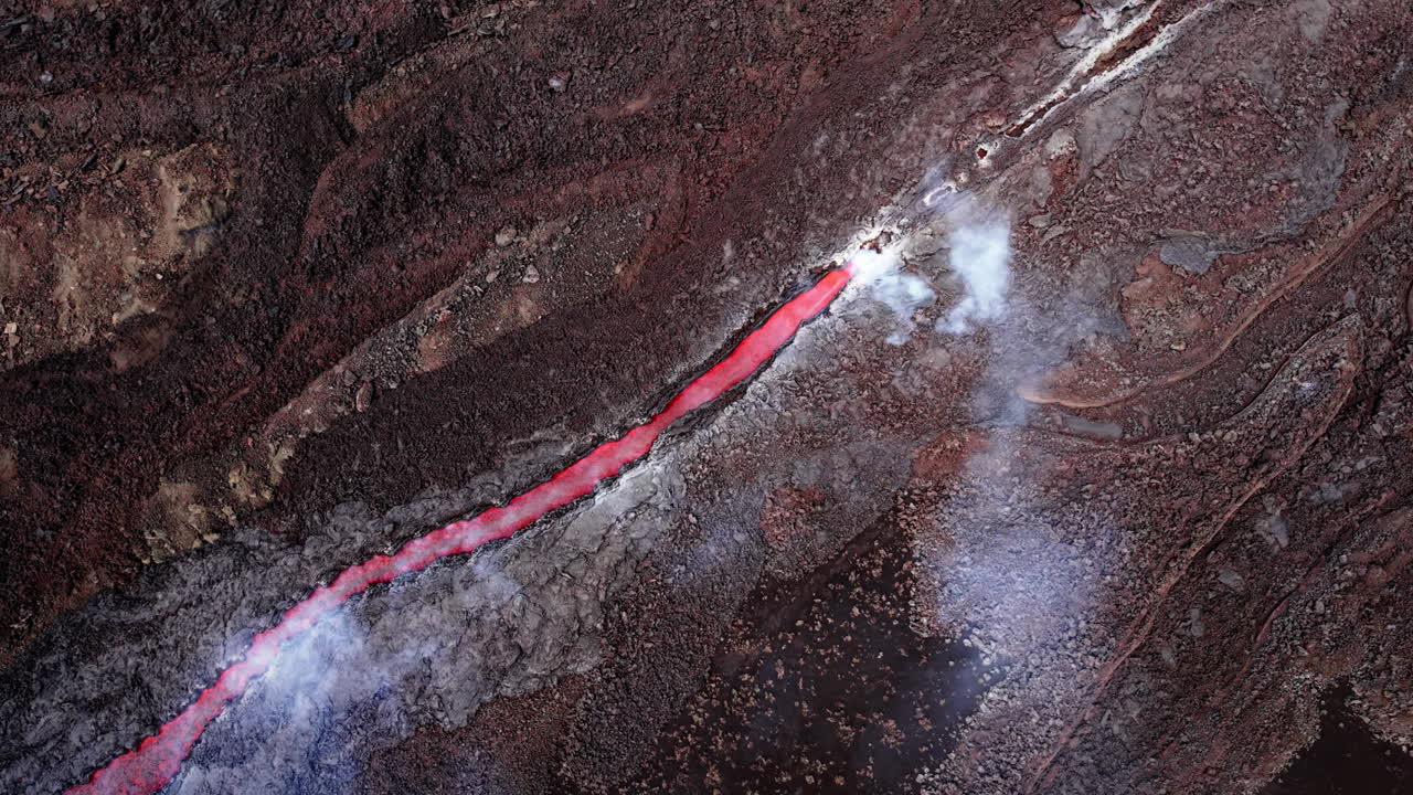 Flygvy över lavaflöde på Etna, Sicilien, som avger värme och ånga