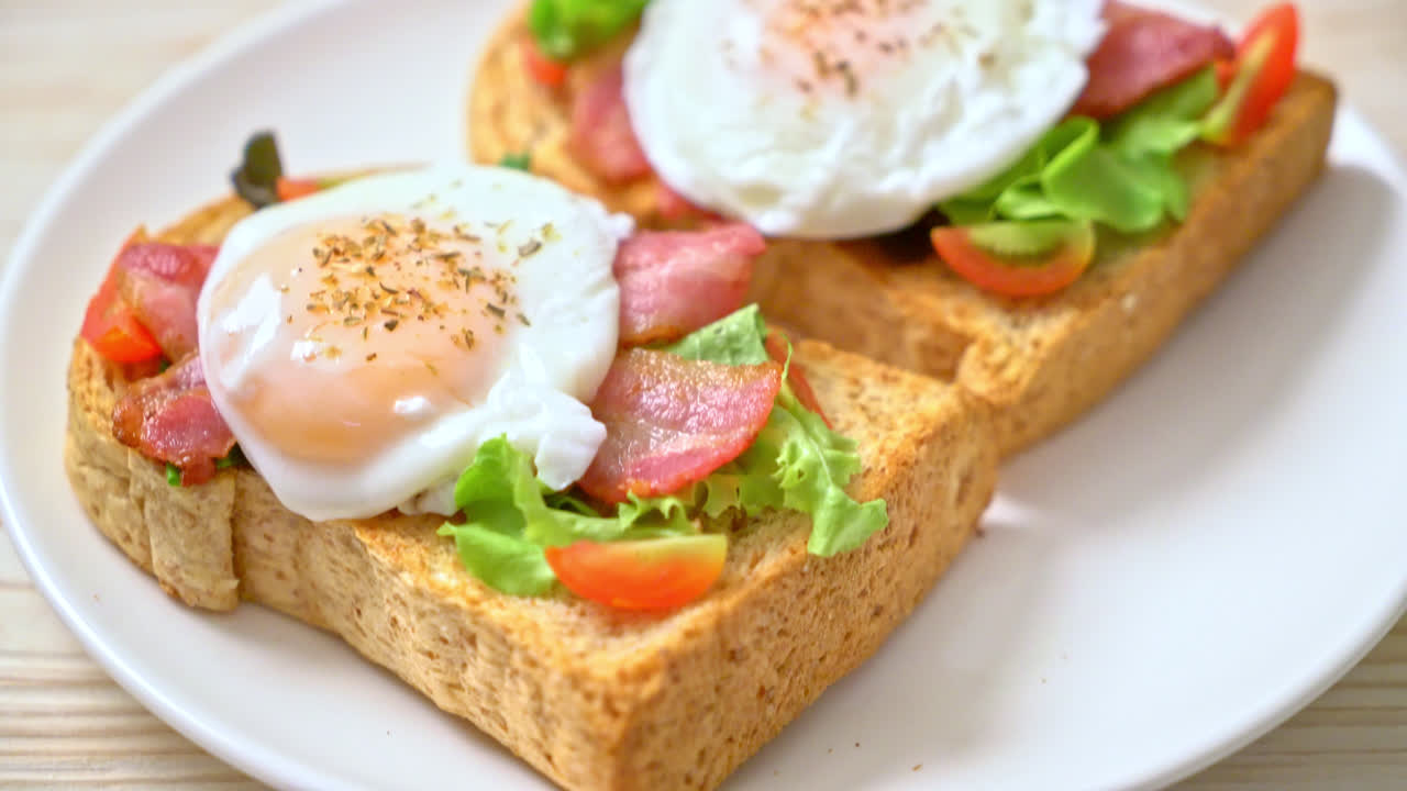 pan integral tostado con verduras, tocino y huevo o huevo benedictino para el desayuno