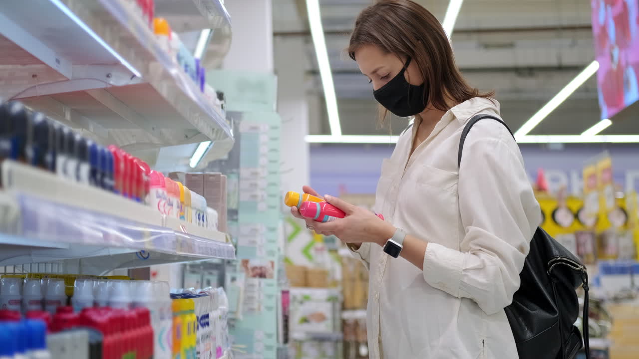 슈퍼마켓 에서 태양 보호제 를 구입 하는 여자