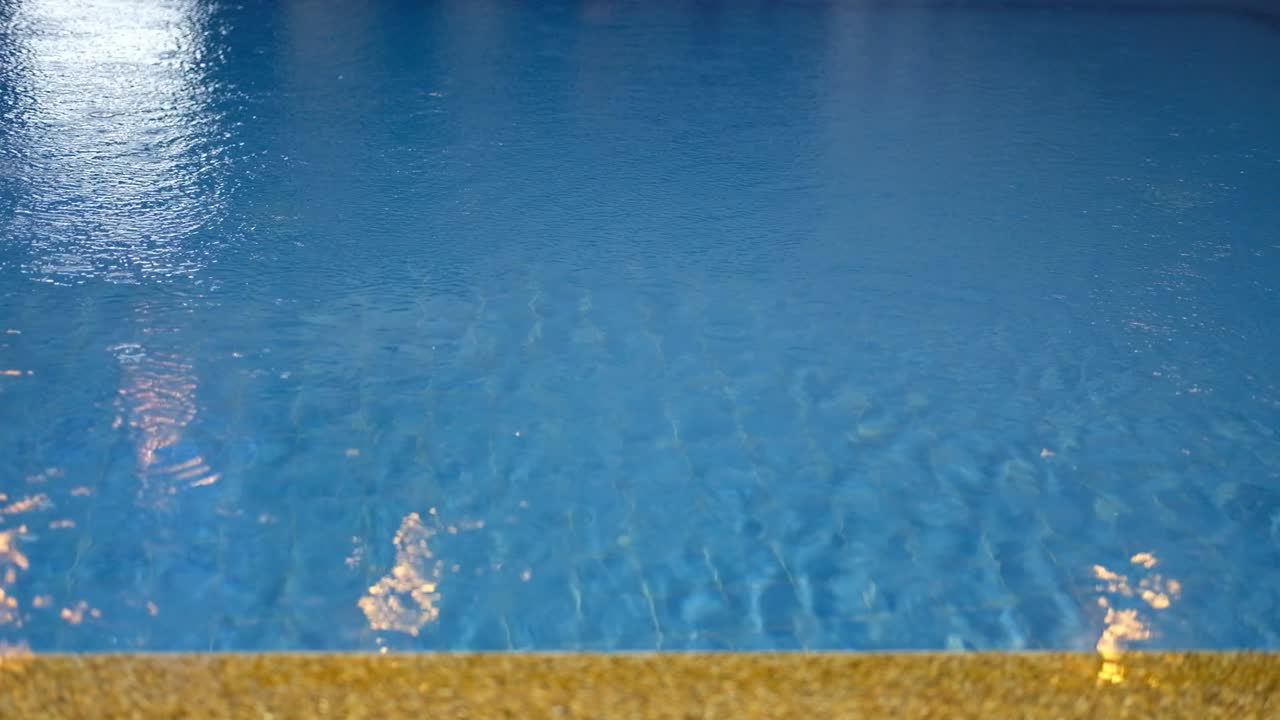 Swimmingpool, regndråber.