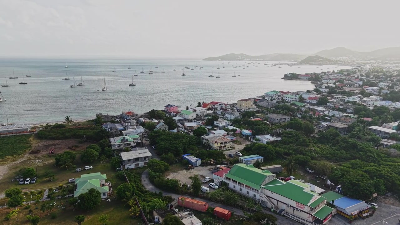 Ripresa drone della città di Marigot nella parte francese dell'isola di Saint Martin, Mar dei Caraibi, strade ed edifici