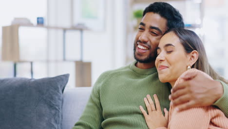 Pareja-Feliz,-Abrazarse-Y-Relajarse-Viendo-La-Televisión