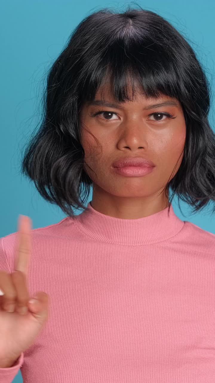 expresiones cautivadoras durante un vibrante taller de arte en la ciudad