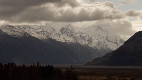 Paisaje-De-La-Temporada-De-Otoño-De-Nueva-Zelanda-Con-Montañas-Durante-La-Lluvia,-Con-Nubes-Moviéndose-Rápido-En-Las-Montañas