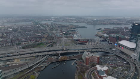 Imágenes-Aéreas-Ascendentes-De-Carreteras-Transitadas-En-La-Ciudad.-Amplio-Puente-Atirantado-Sobre-El-Río.-Flujos-Interminables-De-Vehículos.-Boston,-Estados-Unidos