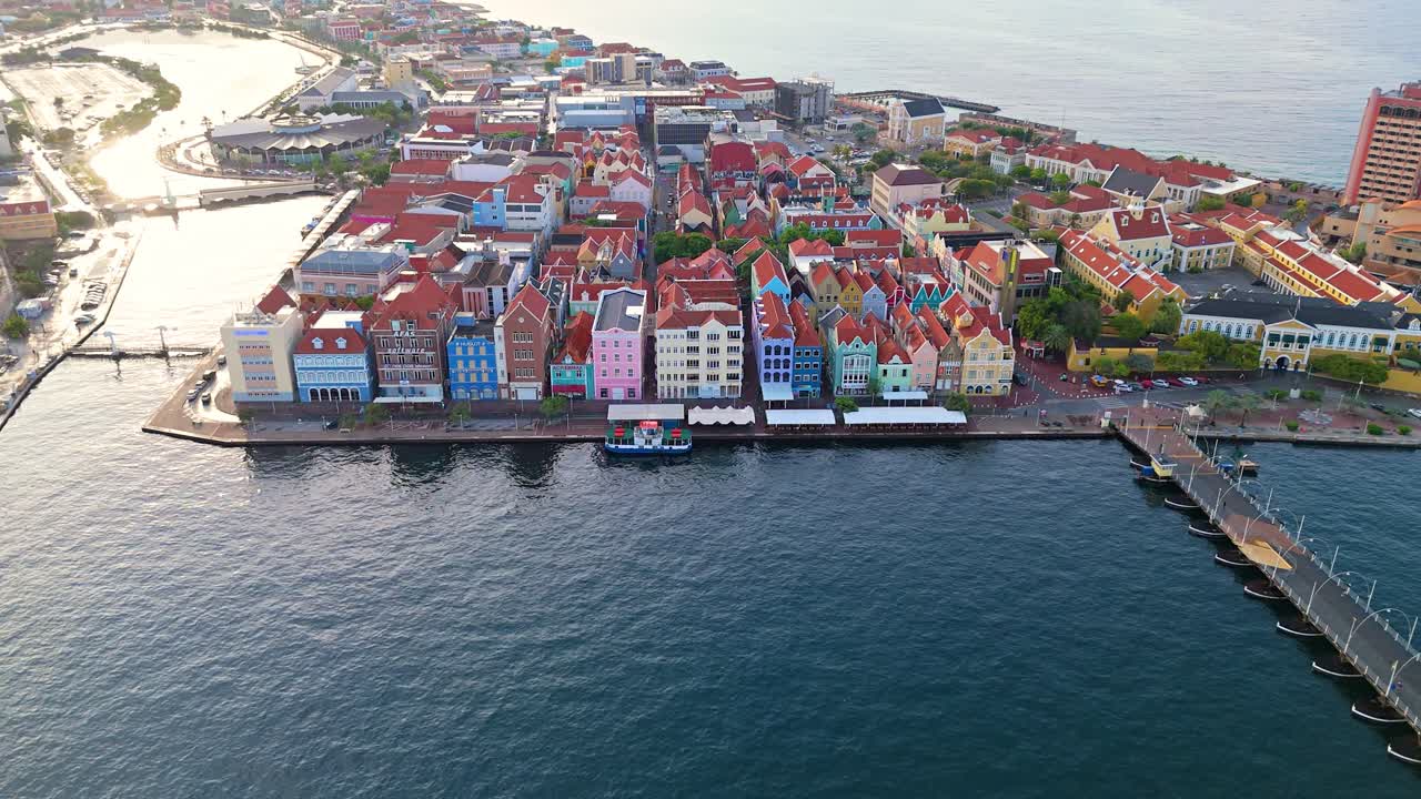 드론이 윌렘스타드, 쿠라카오 항구의 다채로운 건물 전면을 확인합니다.