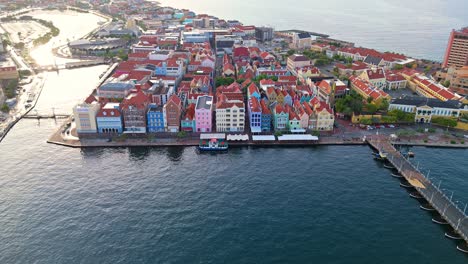 drone estableciendo la vista de las coloridas fachadas de los edificios en la ciudad portuaria de willemstad curacao