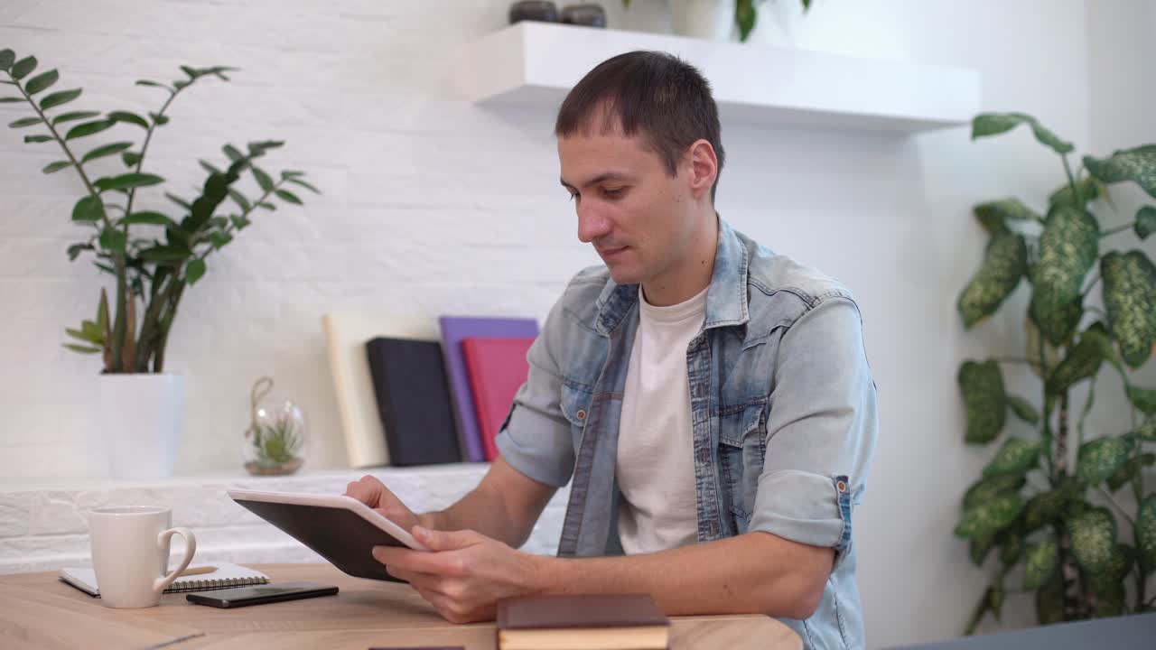 hombre trabajando con tableta en la mesa en casa