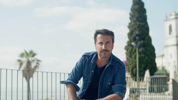 Vista frontale di un uomo caucasico serio in città.