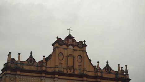 Cross-Of-Catedral-De-San-Cristóbal-Mártir-With-Cloudy-Sky-In-San-Cristobal-De-Las-Casas,-Chiapas-Mexico