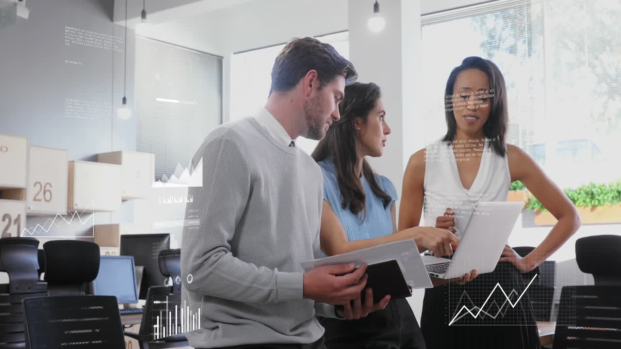animación del procesamiento de datos estadísticos sobre diversos colegas discutiendo sobre una computadora portátil en la oficina