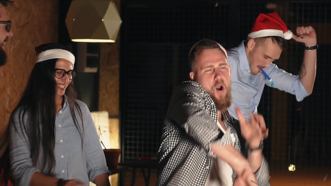 크리스마스 파티 를 축하 하는 친구 들