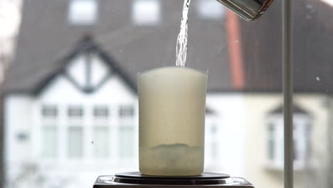 vertiendo agua en una olla