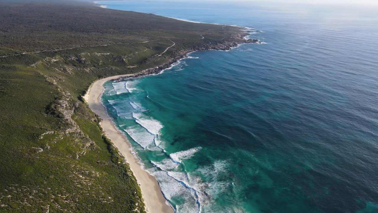 vuelo aéreo arriba vista idílica playa vacía agua turquesa y paraíso de arena blanca