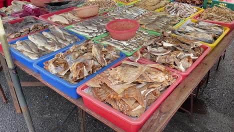 surtido de pescado se separa perfectamente en el mercado húmedo local en pasar pudu, malasia