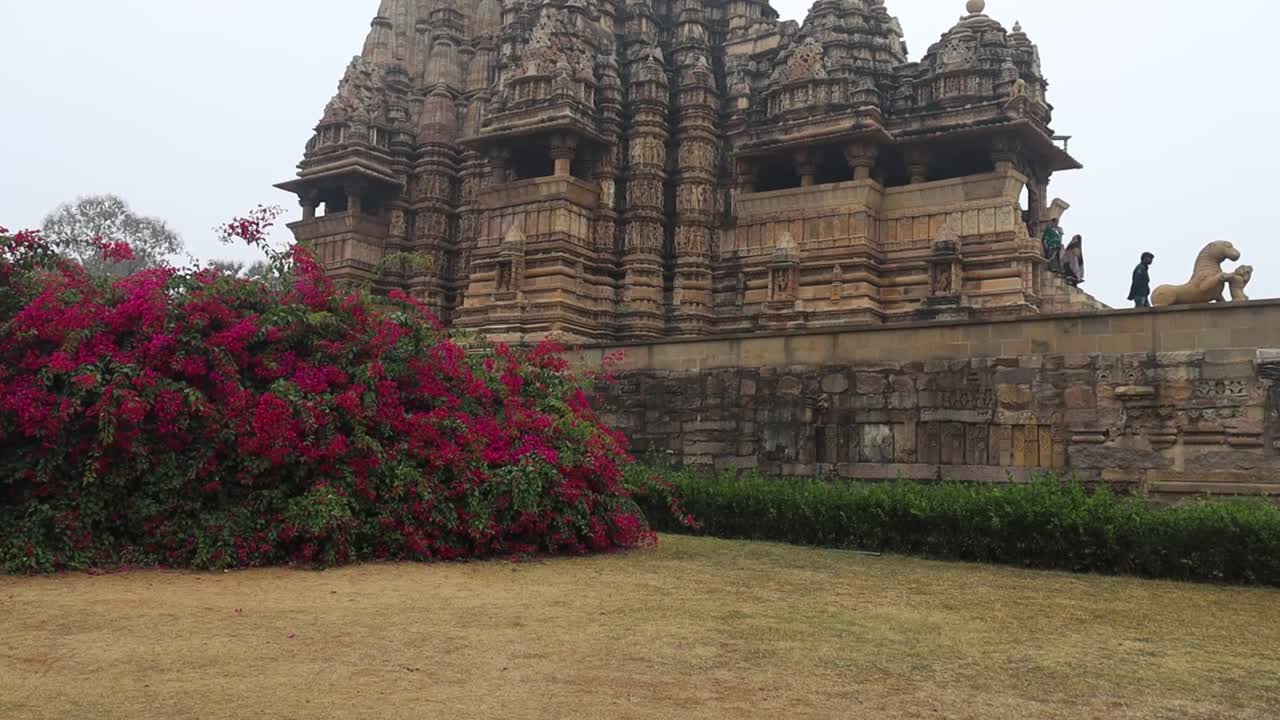 toma panorámica del templo kandariya mahadev, grupo occidental de templos, khajuraho