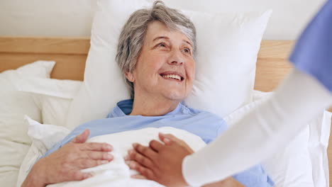 mujer mayor, manos de enfermera y apoyo en la cama