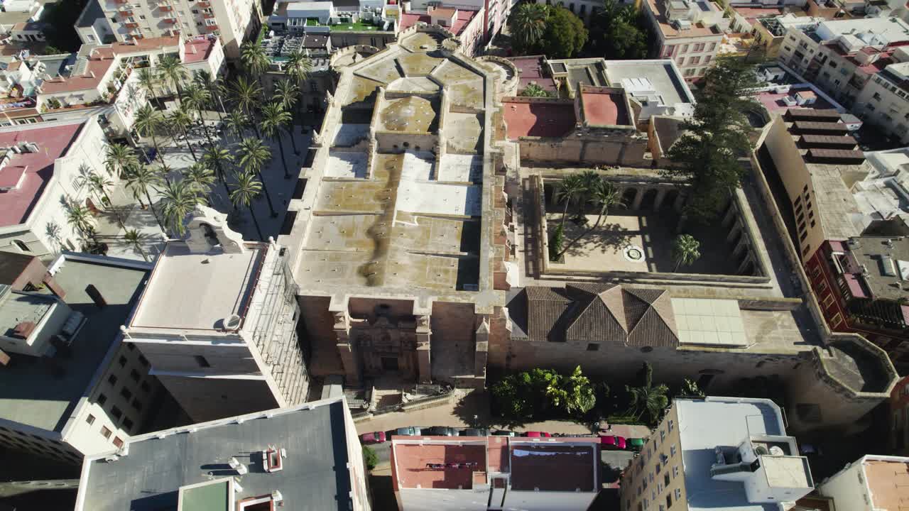 vista aérea sobre la histórica fortaleza-catedral de almería con construcción gótica