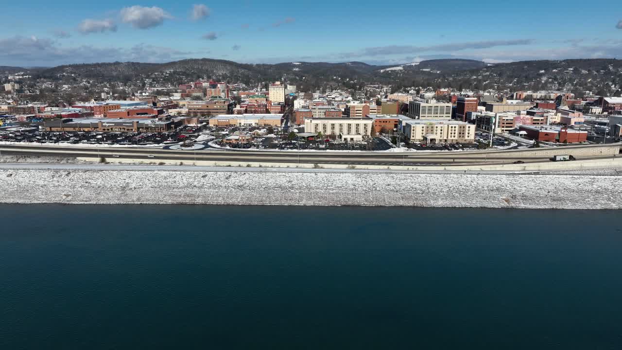 toma aérea de camiones cubiertos de nieve williamsport pennsylvania durante el invierno