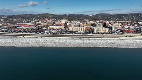 toma aérea de camiones cubiertos de nieve williamsport pennsylvania durante el invierno