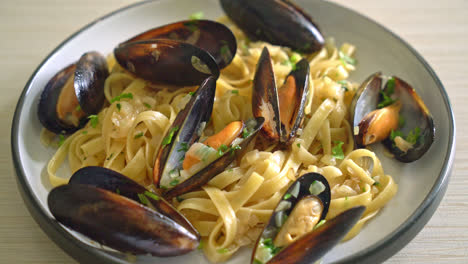 Pasta-De-Espaguetis-Linguini-Con-Salsa-De-Vino-Blanco-Vongole---Pasta-Italiana-Con-Marisco-Y-Almejas-Y-Mejillones