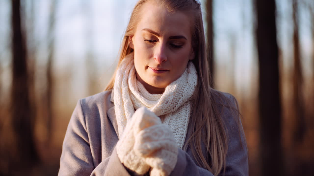 가을에 손을 워밍업하는 여자