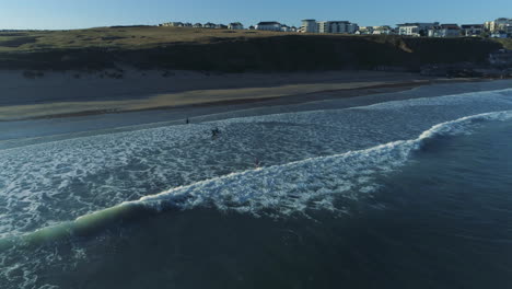 Toma-Aérea-De-Surfistas-En-Cornwall.