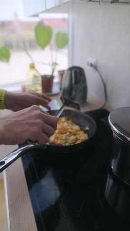 cocinar verduras en una sartén