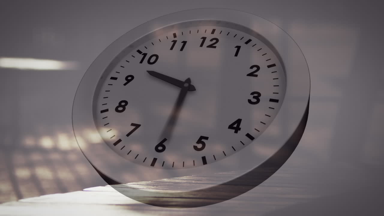 animación del reloj de tic-tac contra el lapso de tiempo de la sección baja de los empresarios que caminan en la oficina