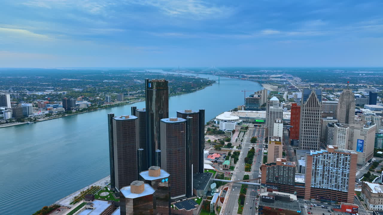 Detroit, USA, 28. juli 2025: Avstand fra et kompleks av syv mørke høyhus ved elvebredden. Renaissance Center i Detroit, Michigan, USA. Overskyet himmel i bakgrunnen